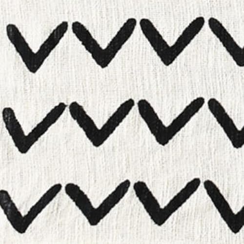 HomeRoots 50" X 60" Black and White Woven Cotton Chevron Throw Blanket with Tassels