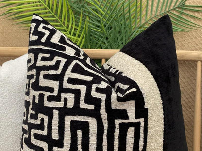 Black and White Geometric Throw Pillow Cover, Modern Abstract Maze Pattern Decorative Cushion Cover, Chenille Boucle Textured Pillow Case for Sofa Couch Living Room Bedroom, 18x18 Inch (Pillow Insert